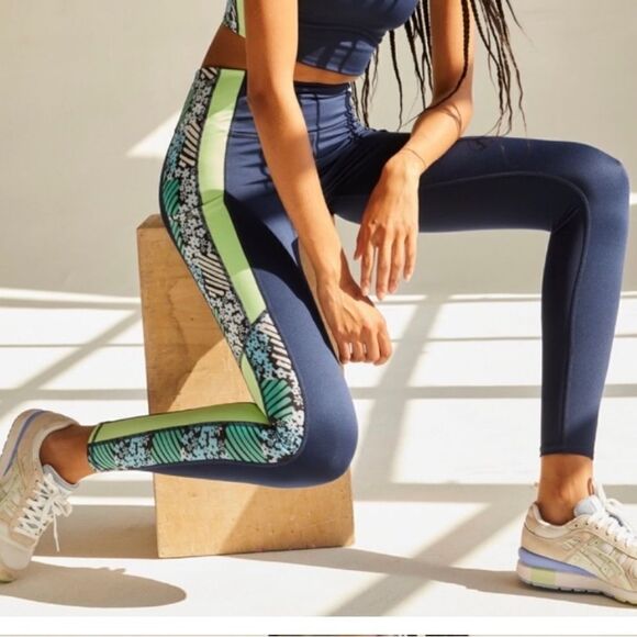 New FP Movement Run Remix Leggings /
Daisy Check Combo
Retail $98
NWOT - Picture 2 of 12